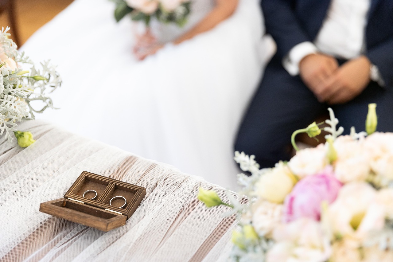 wedding details bouquet rings